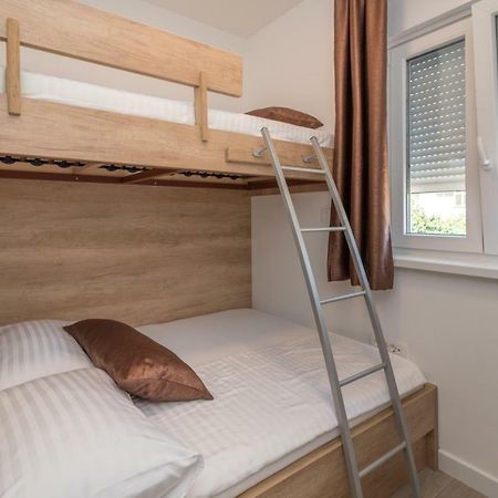 Guest House Petra Trogir Bagian luar foto