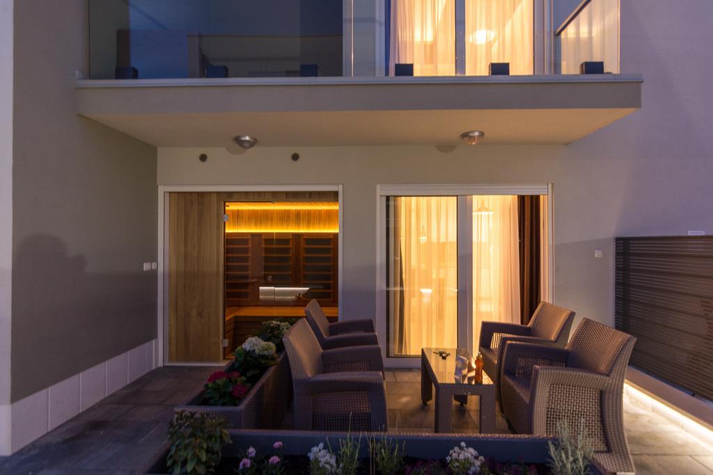 Guest House Petra Trogir Bagian luar foto